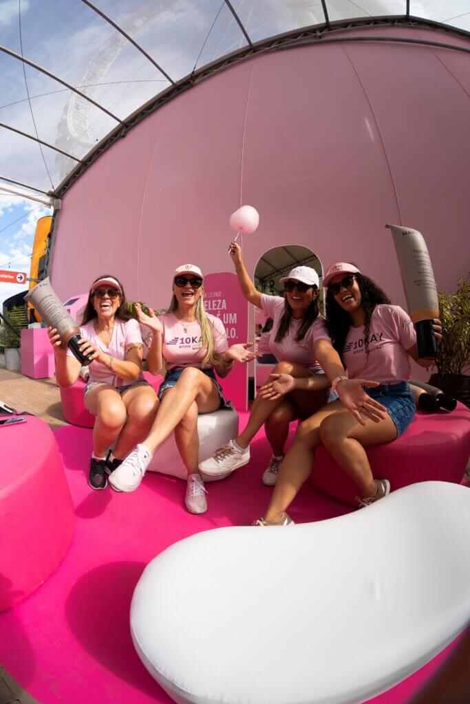 Girls cheering at Mary Kay Brazil Beauty Land